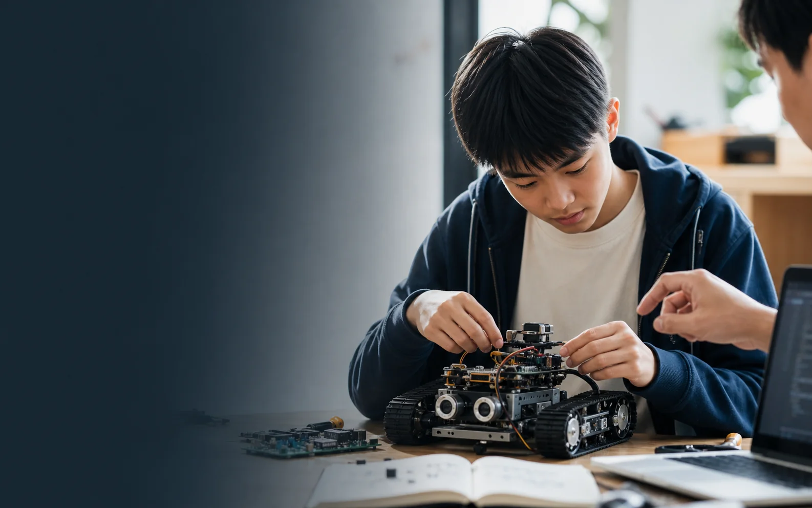 教学场景示意：学生在导师引导下调试科创项目